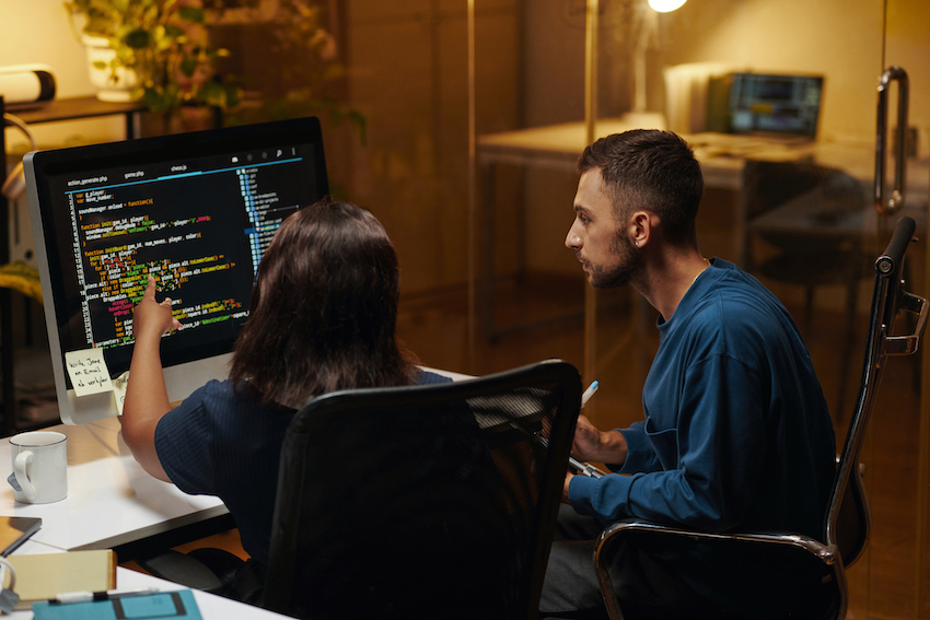 Equipo de trabajo tecnológico colaborando